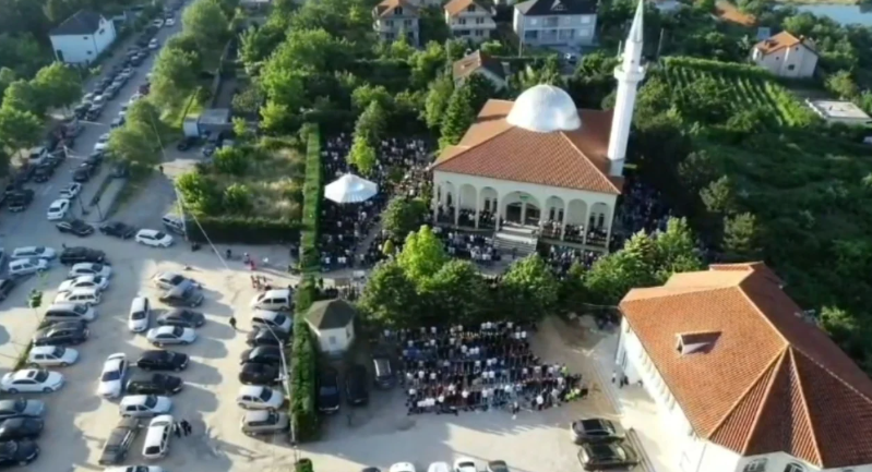 Kurban Bajrami në Kukës, qindra besimtarë falin namazin në dy xhamitë e qytetit