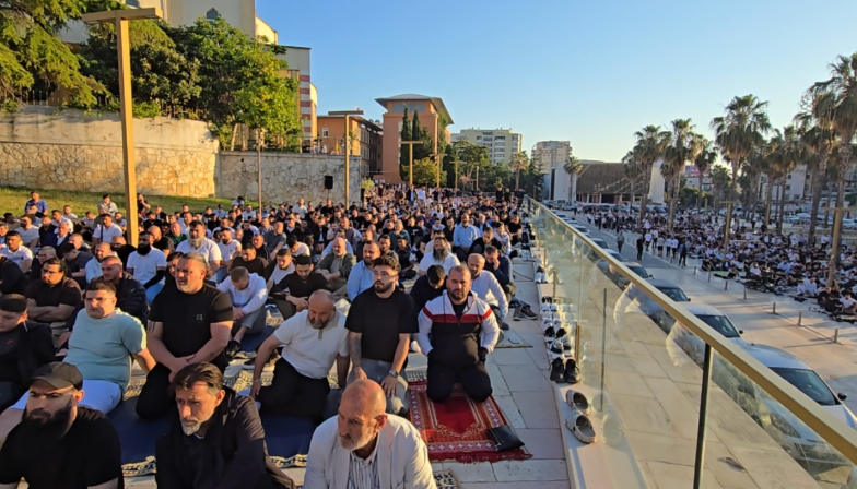 Kurban Bajrami në Durrës, qindra qytetarë i drejtohen Xhamisë së Madhe në qendër të qytetit