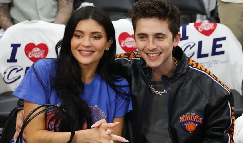 Një lexuese buzësh zbuloi se për çfarë folën Kylie Jenner dhe Timothee Chalamet në ndeshjen kundër Knicks