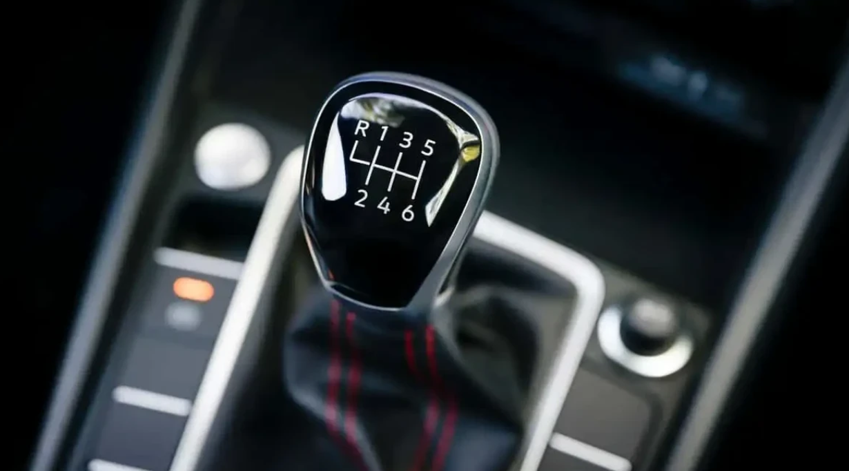 Volkswagen zyrtarisht i jep fund shitjes së veturave me ndërrues manual në Amerikë