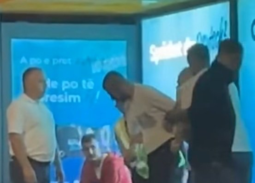 Pamje të pazakonta në Prishtinë  Policët s e lidhin dot personin  ndërhyn një i ri dhe e rrëzon të dyshuarin