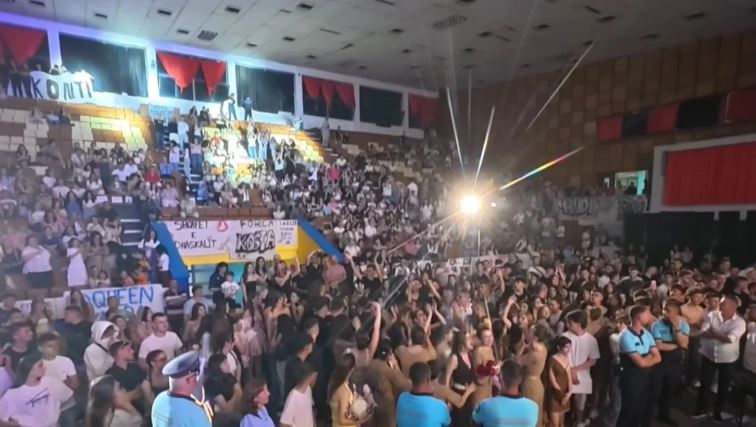Skena e talenteve të reja, maratona rinore ndez Elbasanin me muzikë, art dhe energji të re