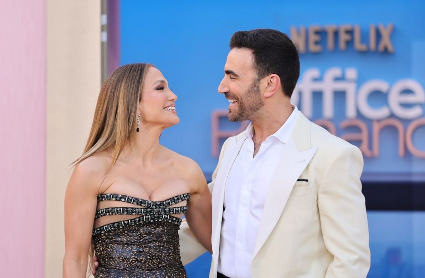 Romancë e re në horizont  Jennifer Lopez dhe Brett Goldstein të pandarë në eventin e Netflix