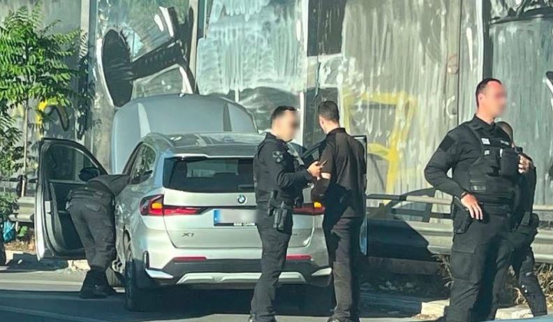 Shqiptari plagos pakestinezin, arrestohen dhe bashkëpunëtorët e tij