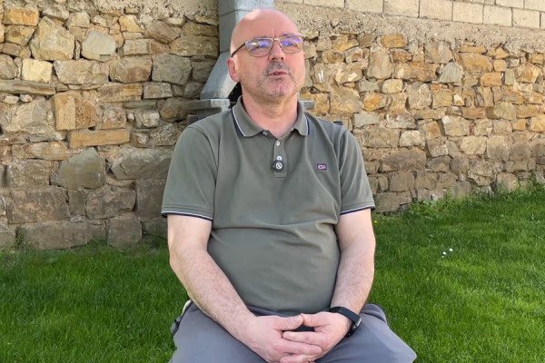 “Prisnim të na bënin si në Srebrenicë” - 27 vjet pas luftës, Idriz Jusufi rrëfen tmerrin e burgut të Smrekonicës
