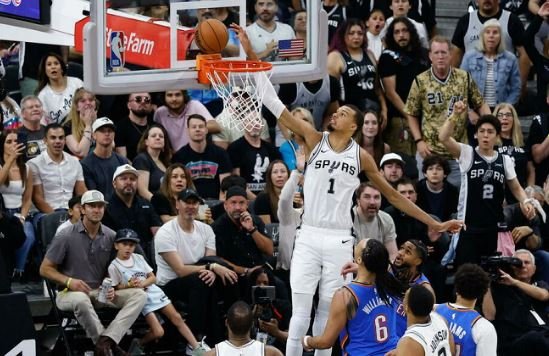 Spurs fitojnë në shtëpi