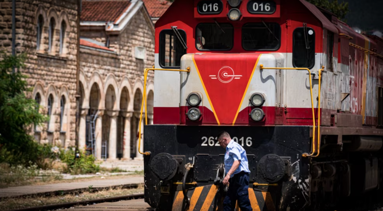 Kosova merr nën kontroll hekurudhat në veri, Bytyçi kujton panikun nga treni i Vuçiqit dhe ‘godet’ opozitën