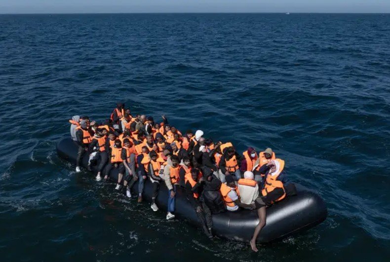 Britania do të “skanojë” emigrantët me Inteligjencë Artificiale, teknologjia do të zbulojë moshën e tyre nga fytyra