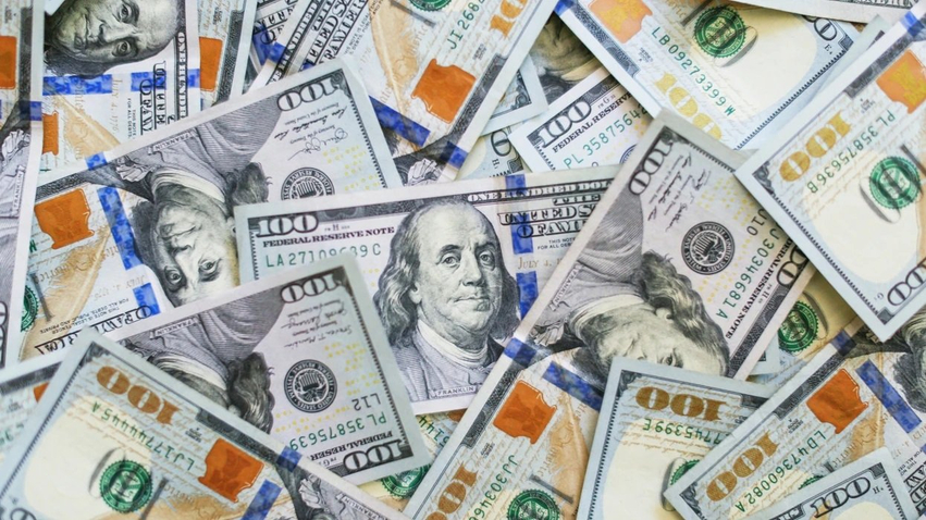 Shkoi të blinte bukë  kthehet në shtëpi me 500 mijë dollarë   fitoi lotarinë