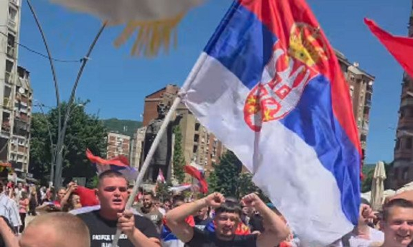 maturantet-serbe-ne-mitrovice-degjohen-duke-thirrur-kosova-eshte-zemer-e-serbise