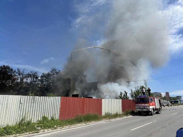 ​Digjet një deponi e hekurishteve në Mitrovicë