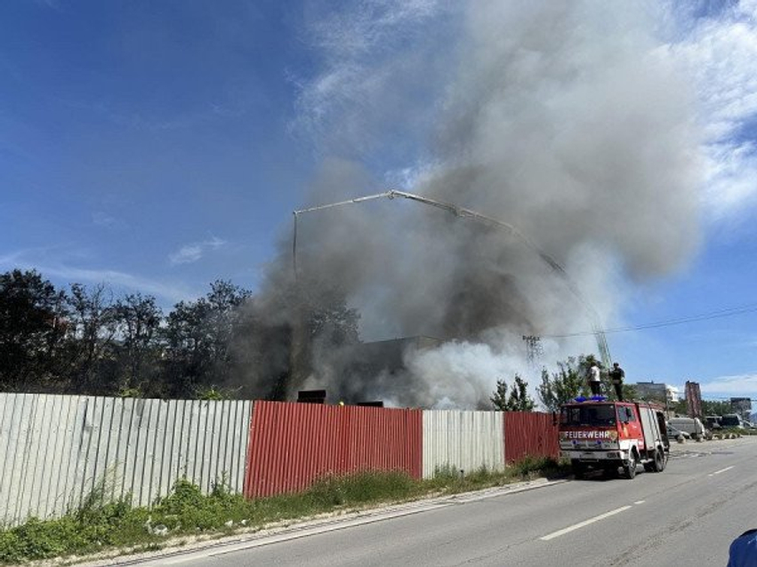 Digjet një deponi e hekurishteve në Mitrovicë