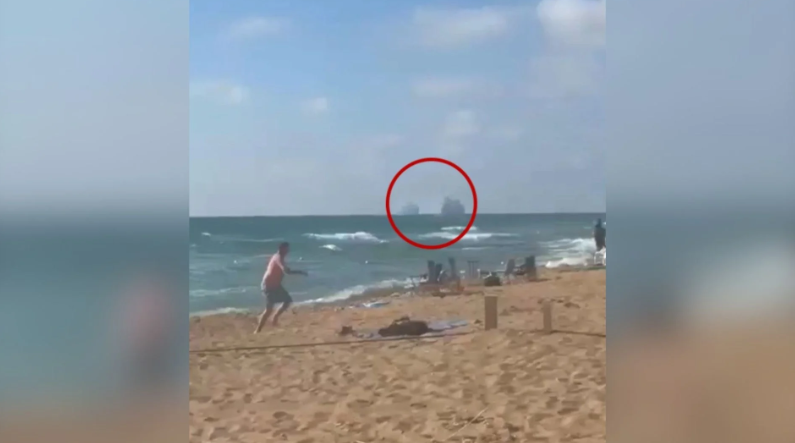 Raketat e Hezbollahut bien afër bregdetit izraelit, plazhistët në qytetin e Nahariyas largohen të tmerruar nga shpërthimet