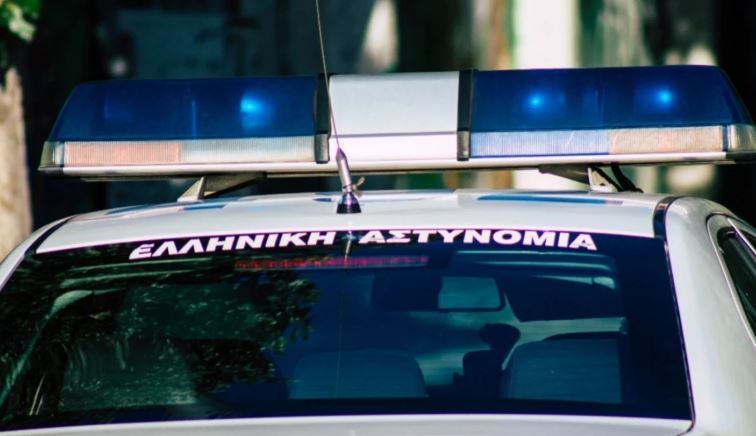 Nëna 25-vjeçare dhe partneri pakistanez dërgohen në burg për dhunën ndaj vajzës 3-vjeçare në Greqi
