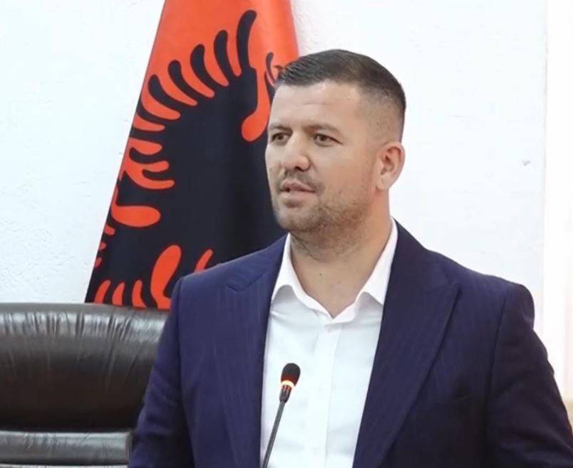 Kritikuan asfaltin bashkë me Dimal Bashën në Koshare, zyrtari i VV-së raporton kërcënim nga pronari i kompanisë