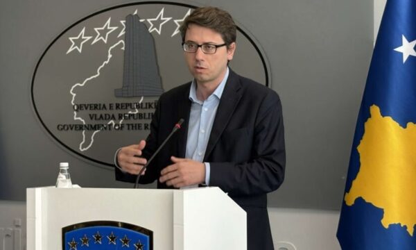 Ministri Murati publikon statistikat: Gjatë qeverisjes Kurti paga mesatare është rritur për 53 %