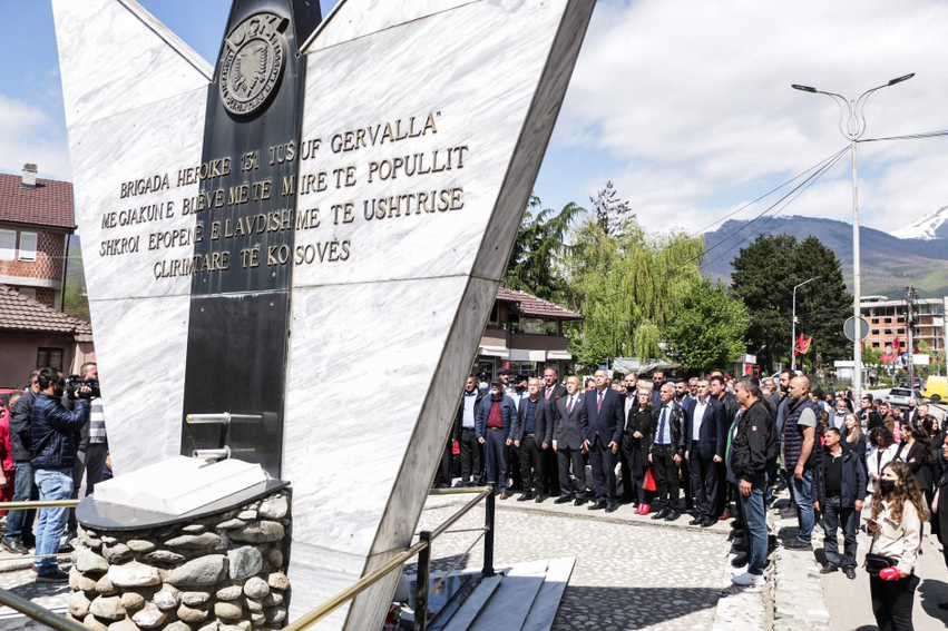 Haradinaj nderon të rënët e Deçanit  Burim i patriotëve ndër breza dhe i sakrificës për liri