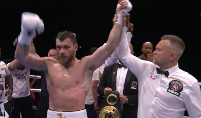 Boksieri shqiptar mbron titullin botëror në “Wembley Arena”! Ja kë e gjunjëzon
