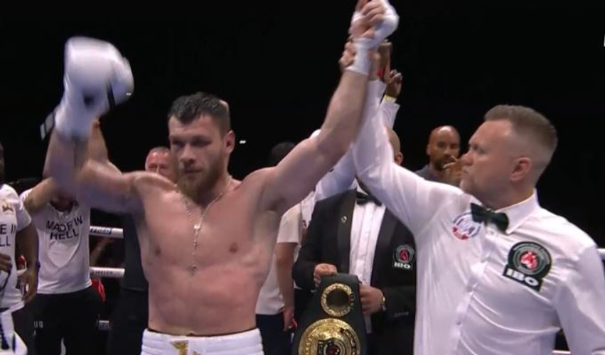 boksieri-shqiptar-mbron-titullin-boteror-ne-wembley-arena-ja-ke-e-gjunjezon