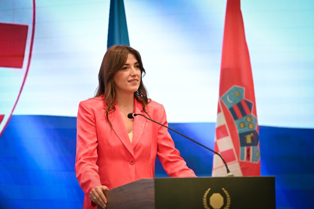 Albulena Haxhiu kujton viktimat e masakrave në Studime dhe Poklek të Ri
