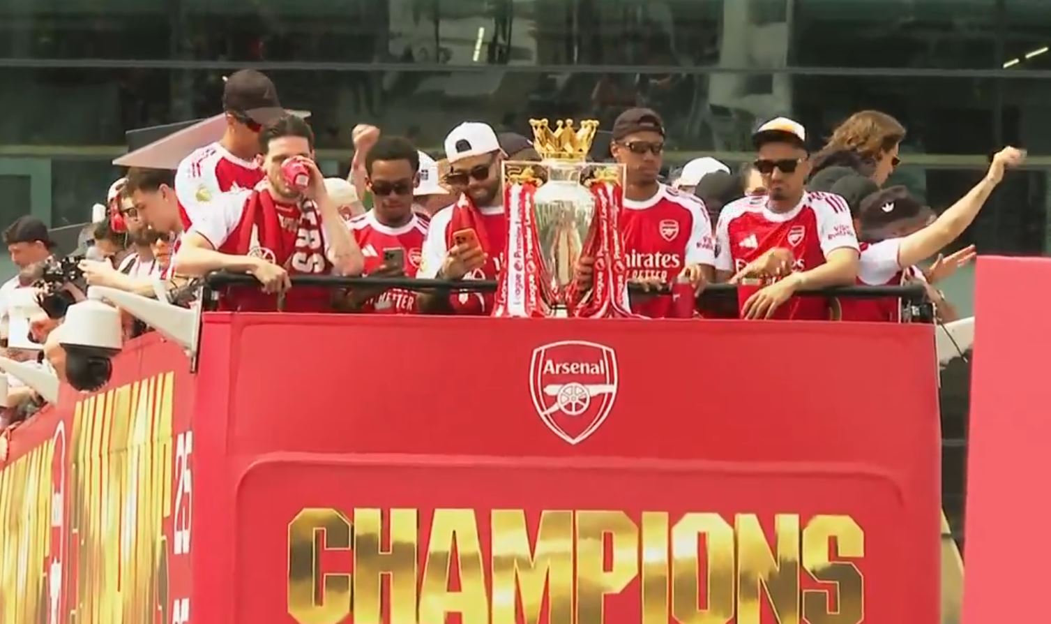 Arsenali shfaqet në rrugët e Londrës duke festuar 
