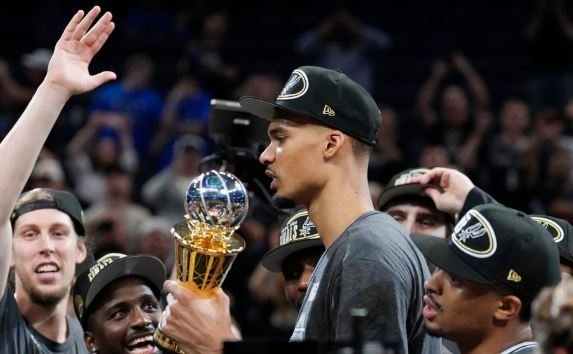 San Antonio eliminon kampionët e Oklahoma