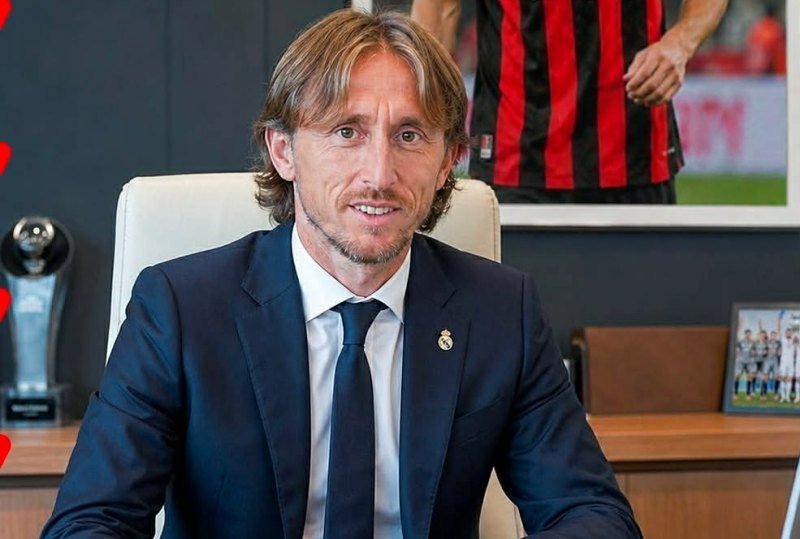 Modriç përshëndetet me Milanin