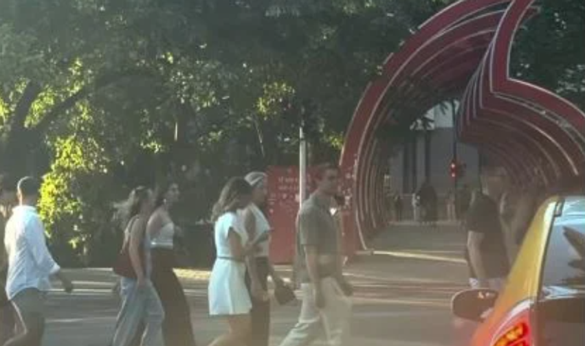Kryeministri Rama ndan pamje nga Tirana  Kryeqyteti zgjohet mes qindra turistëve