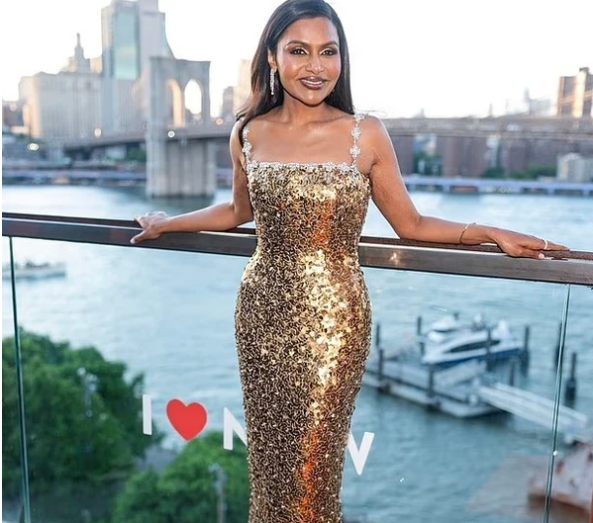 Mindy Kaling portretizon Kim Kardashian me fustan të artë me xixa 