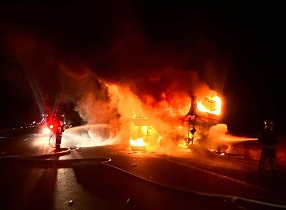 Autobusi në flakë pas aksidentit në Turqi! 8 të vdekur dhe 33 të plagosur, mes viktimave edhe një foshnje