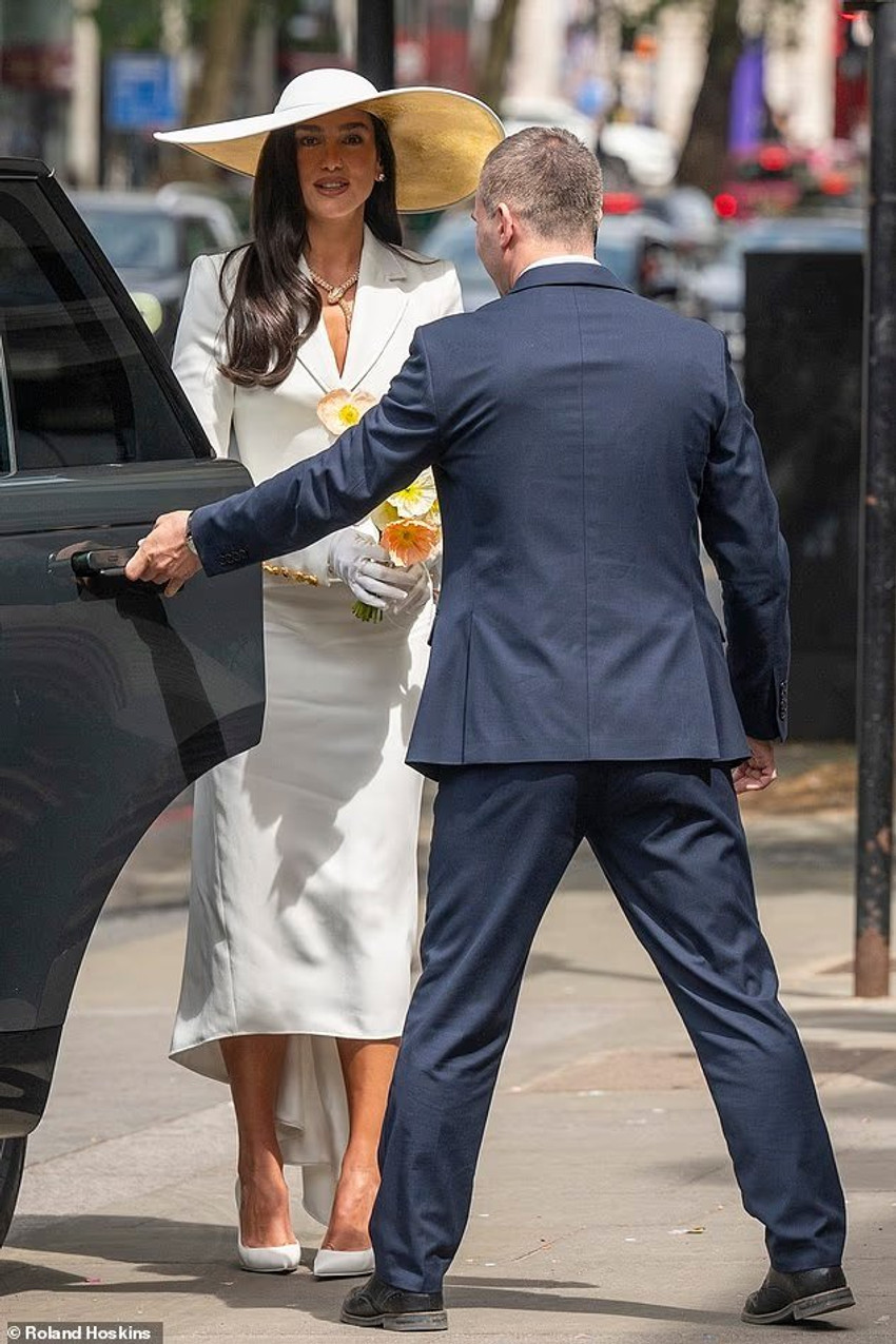 Princesha e popit thotë "po”, martohen Dua Lipa dhe Callum Turner 4 Image