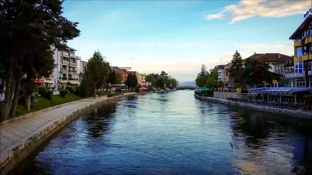 Në prag të sezonit turistik, Struga mbetet pa kuzhinierë, të kualifikuarit ikin jashtë vendit