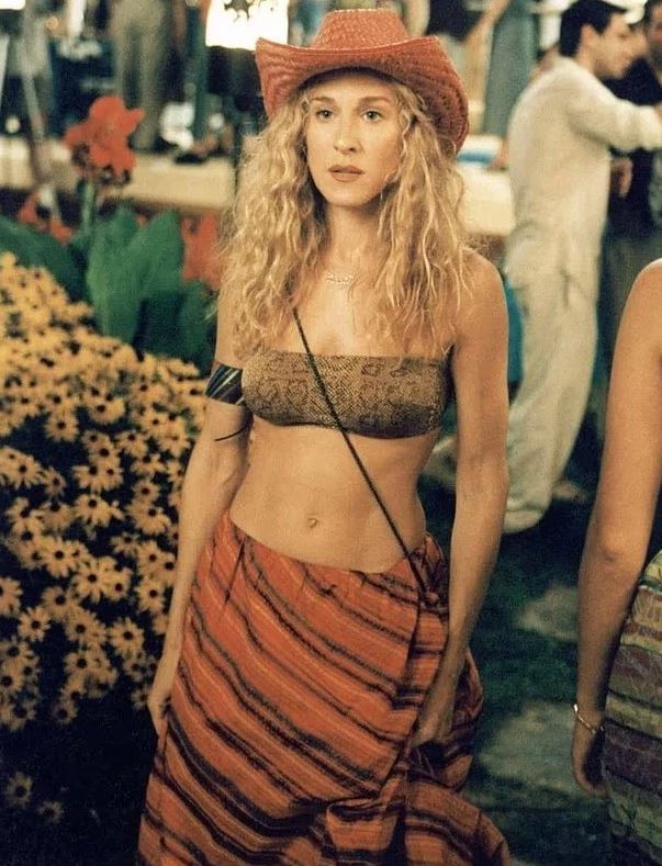 Sarah Jessica Parker zbulon netët e gjata të modës dhe veshjet “e çmendura” të Carrie Bradshaw