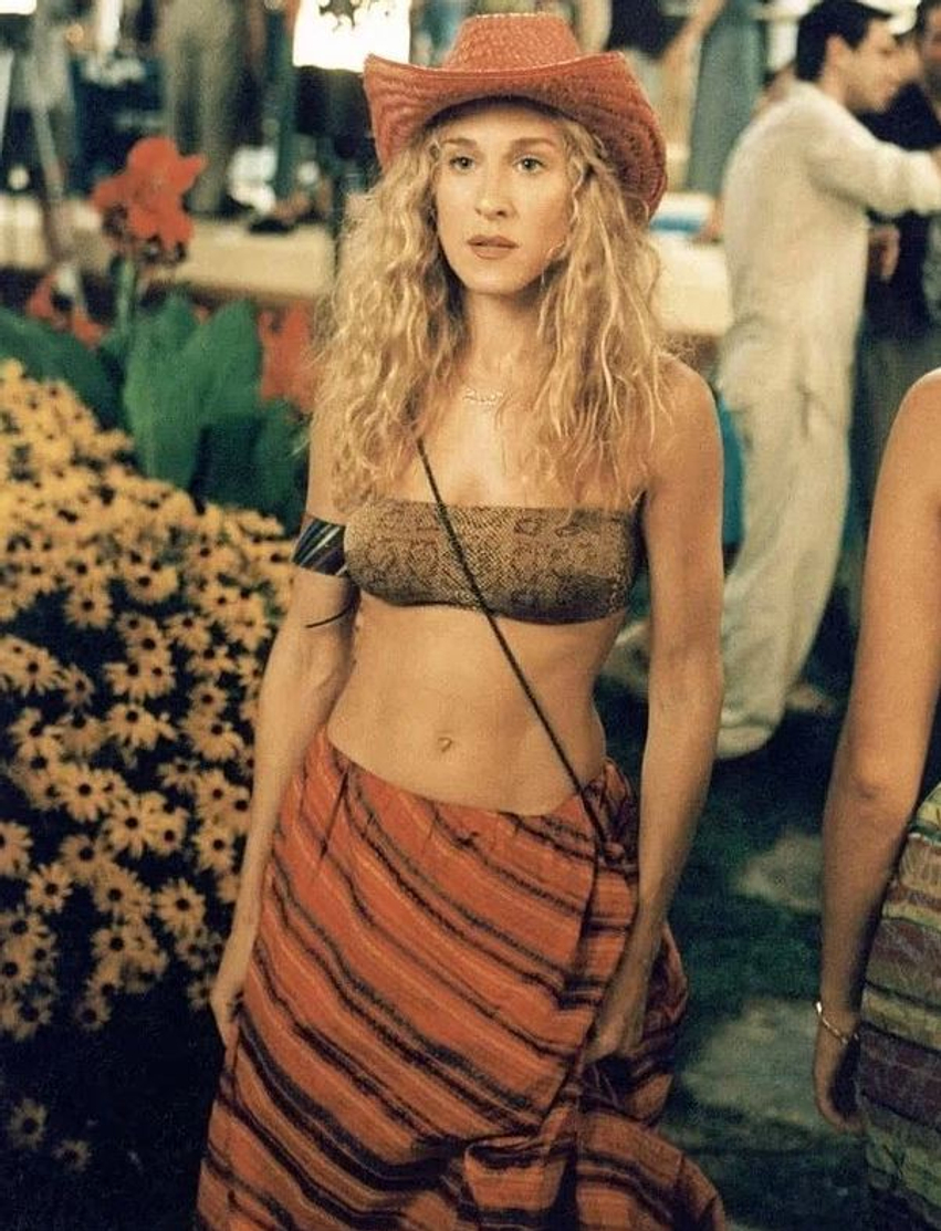sarah-jessica-parker-zbulon-netet-e-gjata-te-modes-dhe-veshjet-e-cmendura-te-carrie-bradshaw