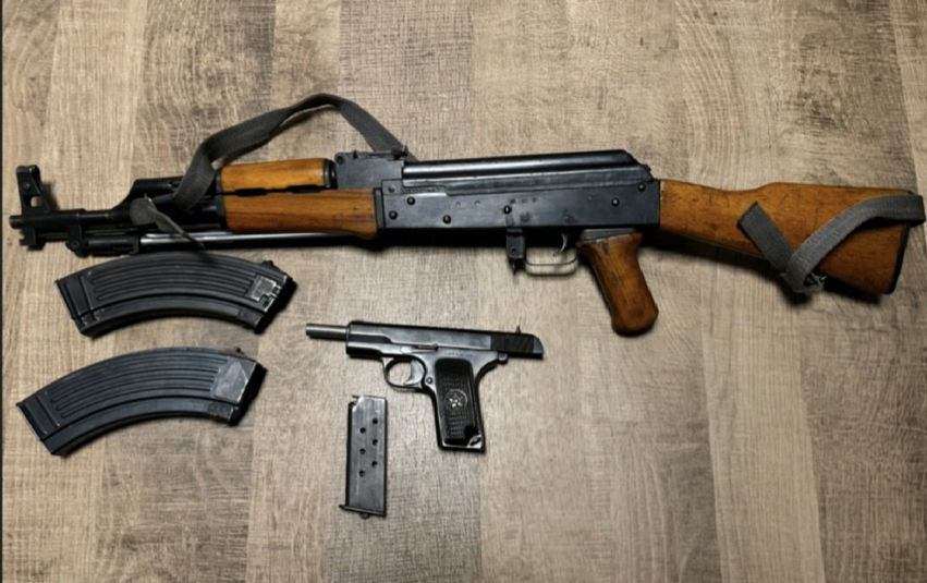 policia-gjen-arme-ne-shtepine-e-nje-te-dyshuari-ne-shtime