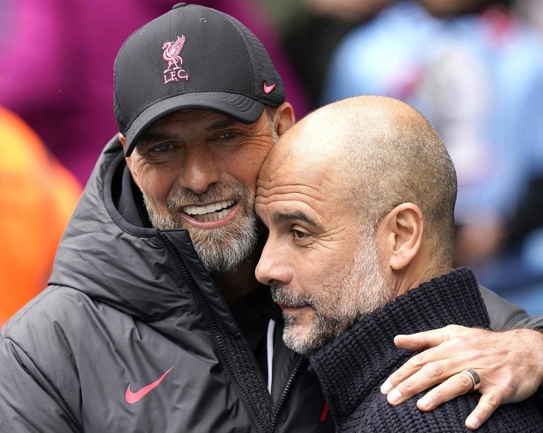 Klopp pyetet për mundësinë që titujt e Man Cityt t'i shkojnë atij dhe Liverpoolit