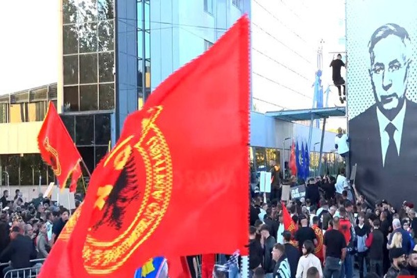 protestuesit-kerkojne-ndryshimin-e-ligjit-per-specialen-institucionet-te-veprojne-para-6-tetorit