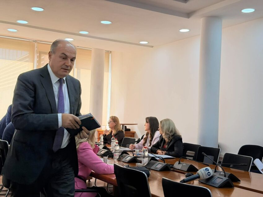 hoxhaj-leshon-mbledhjen-e-komisionit-te-arsimit-kerkon-ndryshimin-e-ligjit-per-specialen