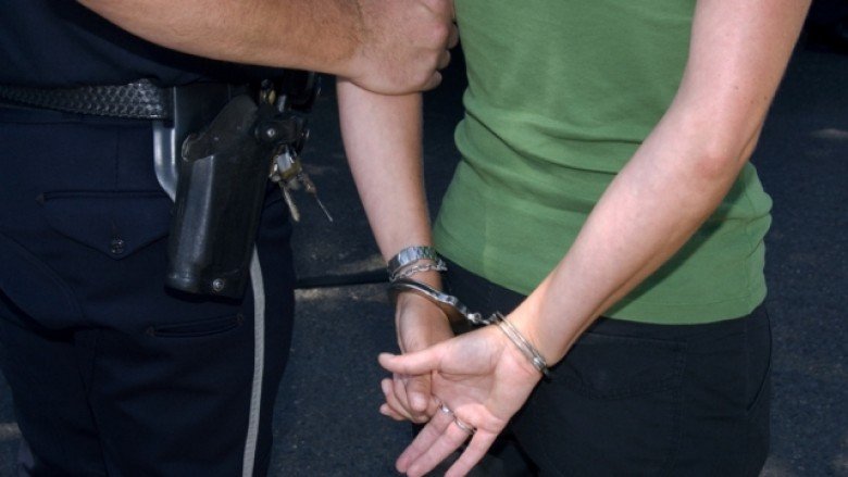 Arrestohen tre persona në Pejë, policia u gjen 1 kilogram marihuanë në veturë 