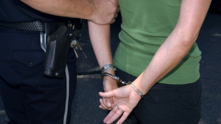 Arrestohen tre persona në Pejë  policia u gjen 1 kilogram marihuanë në veturë