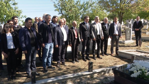 ​Nderohet rektori historik Ejup Statovci në 29-vjetorin e protestave studentore të 1 Tetorit 1997