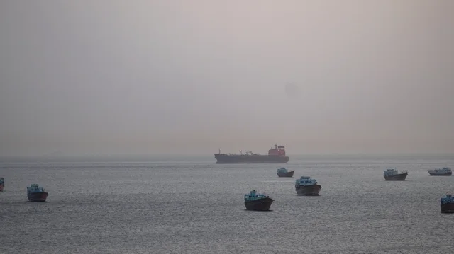 Alarm në Ngushticën e Hormuzit, cisterna goditet nga raketë dhe përfshihet nga flakët