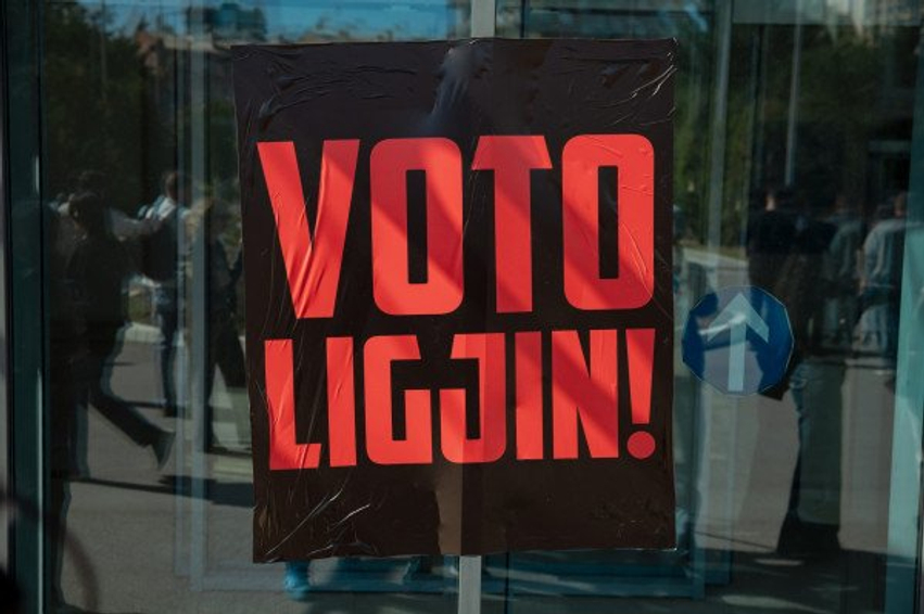 protestuesit-aksion-simbolik-para-ministrise-se-drejtesise-votojeni-ligjin-per-uck-ne