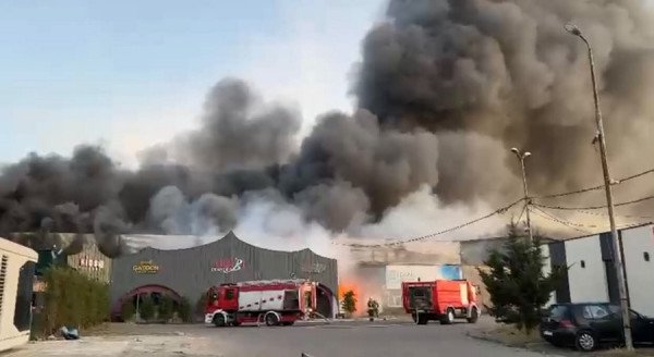 Zjarr në një objekt në Fushë Kosovë