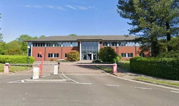 I dënuar për rreth 50 vepra penale, por gjykata britanike bllokon dëbimin e tij në Kosovë