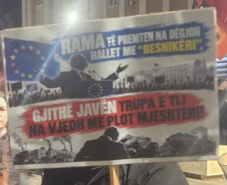Protestuesit ironizojnë Ramën përmes pankartave: Gjithë javës na vjedh me mjeshtëri, të premten na dëgjon hallet me “besnikëri”