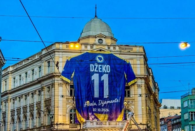 Një fanellë gjigante e Xhekos vendoset në Sarajevë