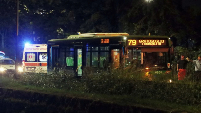Aksident i frikshëm në Milano  Autobusi i linjës përplaset me një makinë  plagosen shtatë persona