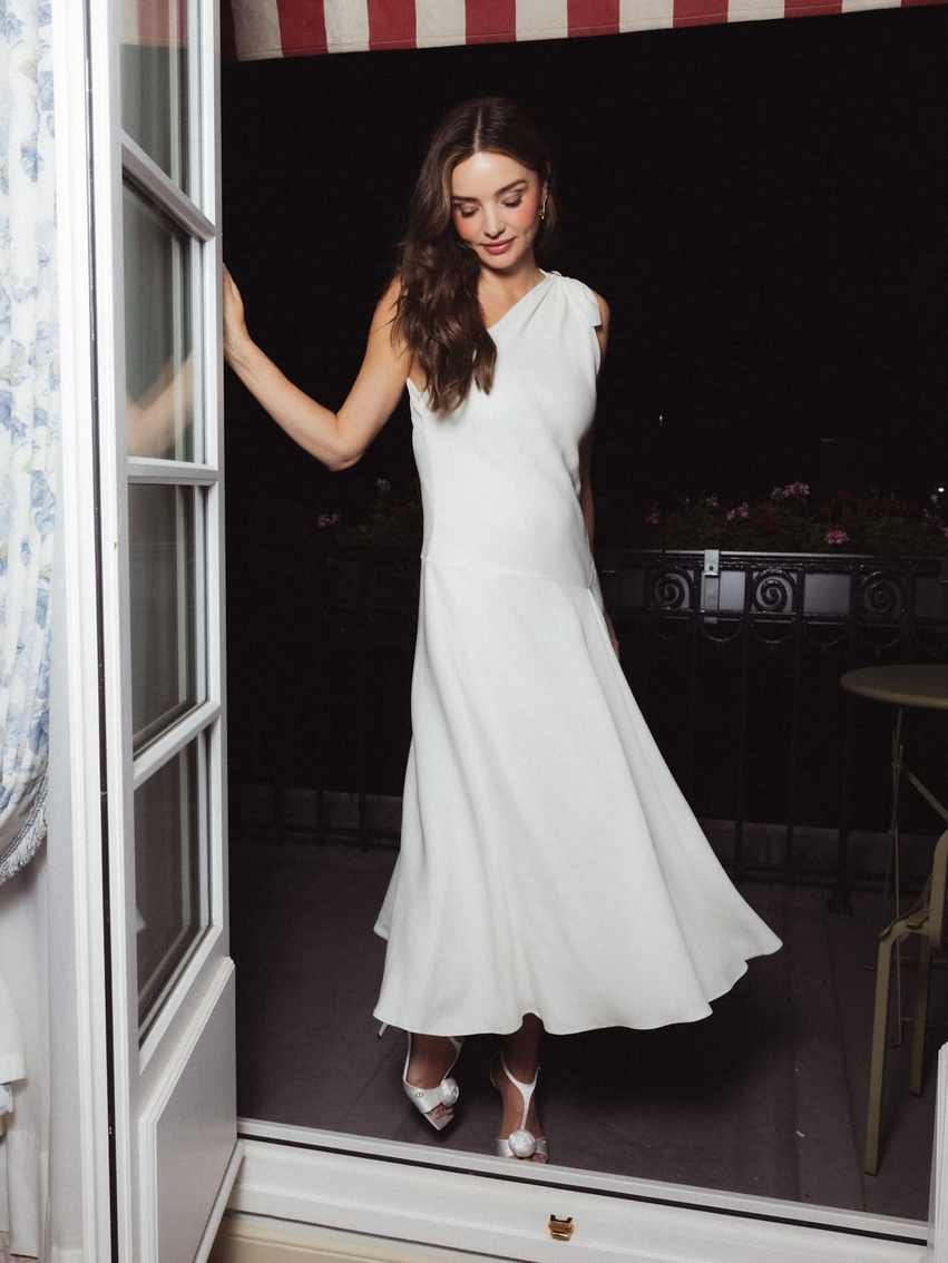 Miranda Kerr shkëlqen në Paris  mahnit me fustanin e bardhë