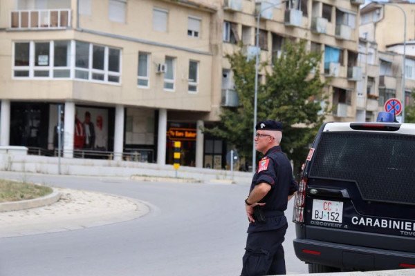 Karabinierët italianë patrullojnë në Mitrovicë, KFOR: Për ruajtjen e një mjedisi të sigurt dhe të qetë